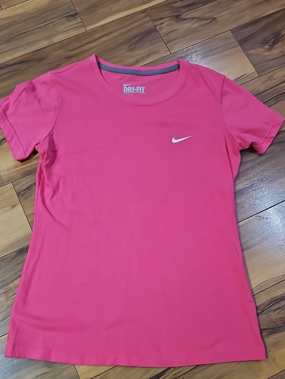 Nike Women's Medium Slim Fit Hot Pink Short-Sleeve Dri-FIT Tee - Picture 2 of 5